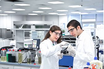 Two researchers in the Innovation Center in Dubai.