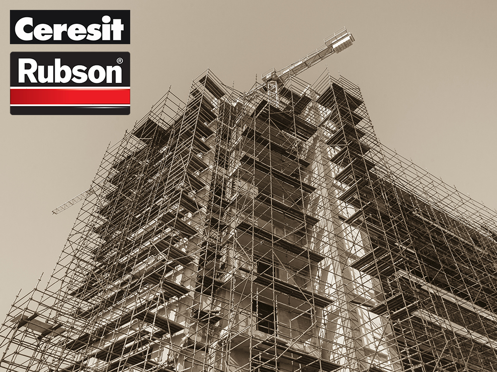 Foto em preto e branco de um prédio de vários andares com andaimes e os logotipos Ceresit e Rubson no canto superior esquerdo da imagem.