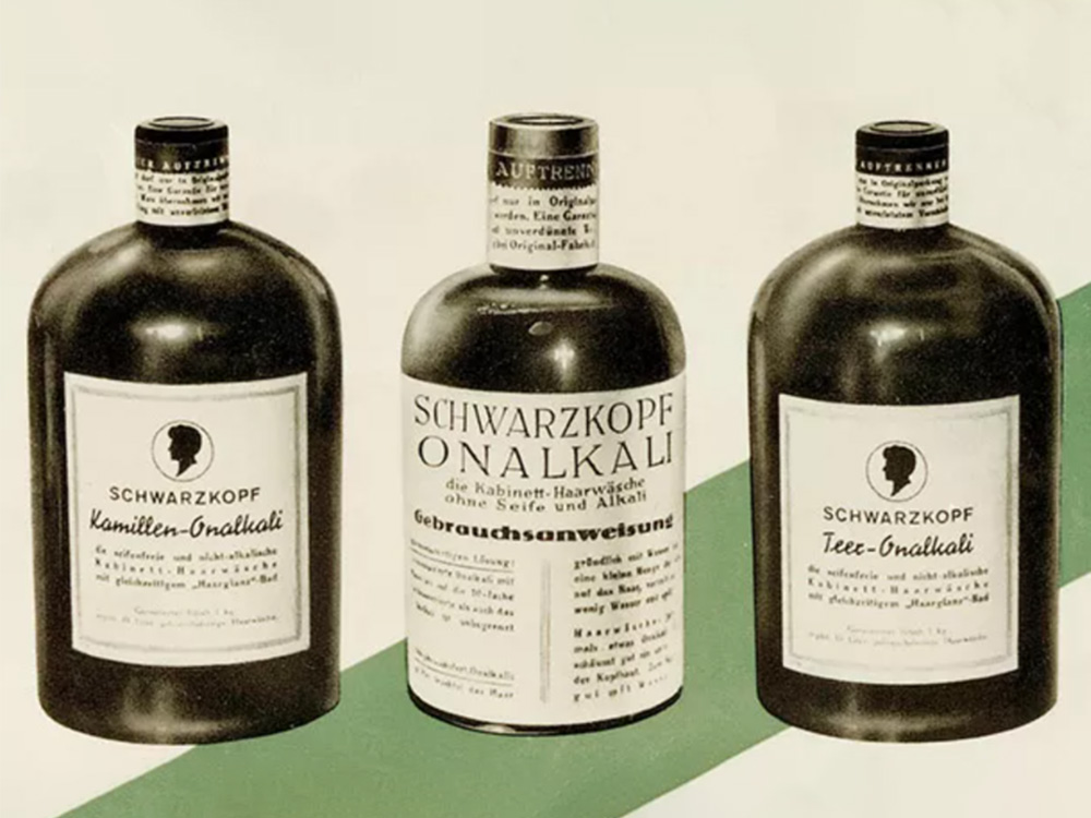 3 garrafas históricas de Schwarzkopf em um fundo branco com uma linha verde oblíqua.