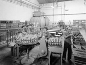 Foto em preto e branco de uma fábrica de engarrafamento