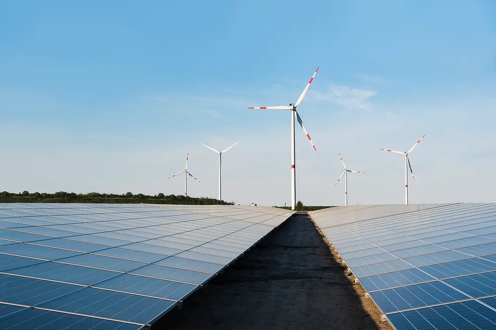 Turbinas eólicas e painéis solares