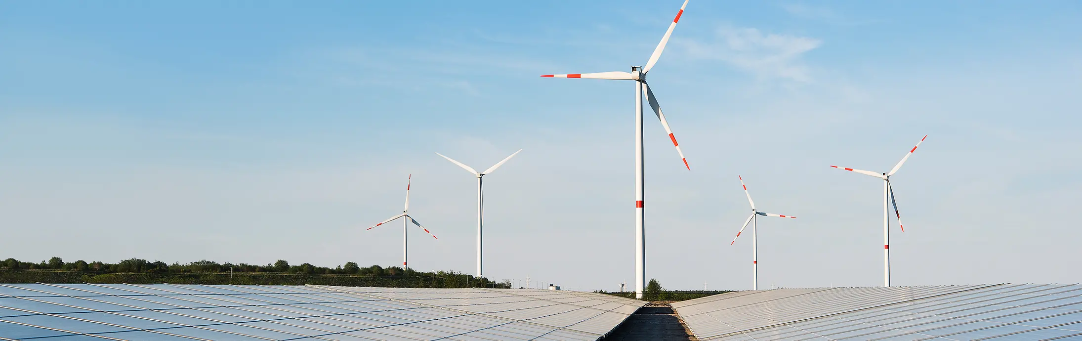 Turbinas eólicas e painéis solares