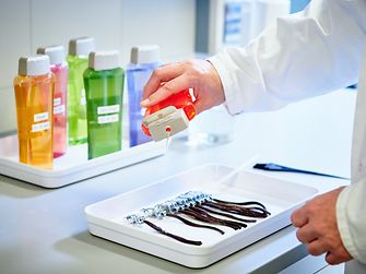 Haarlabor in Duesseldorf: Shampoo und Haarsträhnen