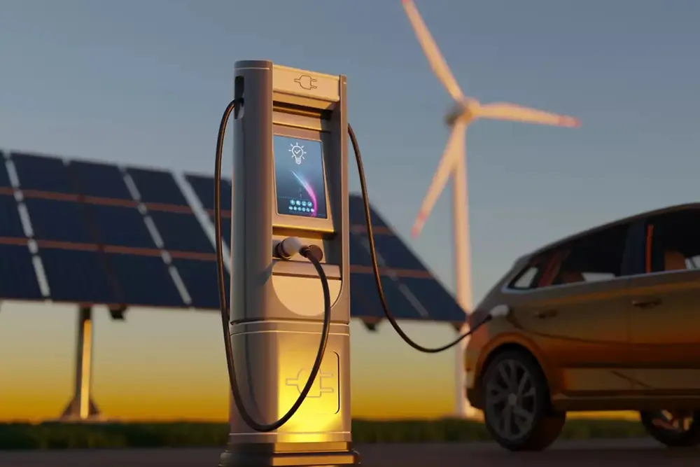 Estação de carregamento de veículos elétricos com painéis solares e turbinas eólicas em segundo plano.