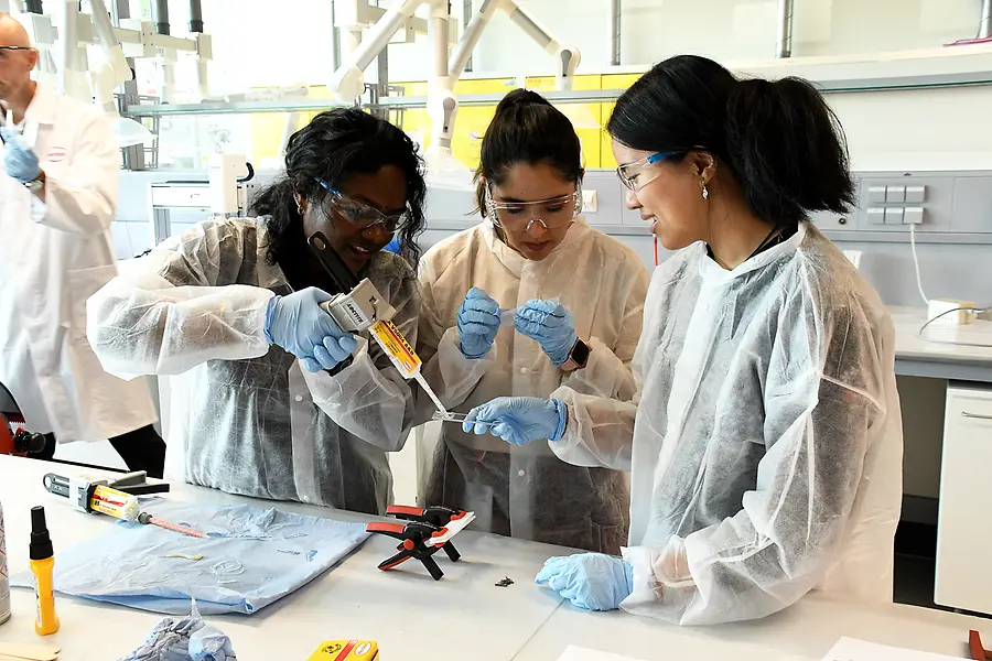 Três mulheres a trabalhar num laboratório.