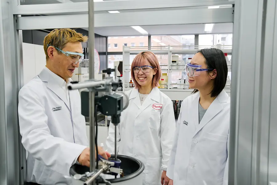 Três pessoas a trabalhar num laboratório.