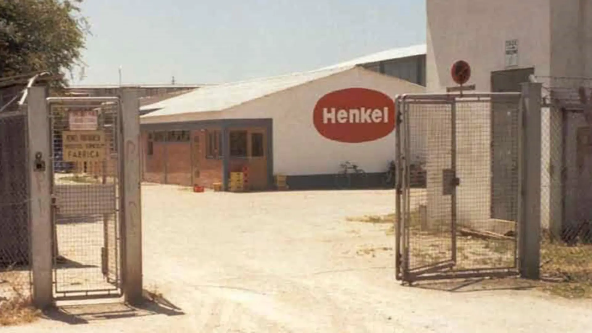Entrada da fábrica da Henkel em Alverca, Portugal, na década de 1970.