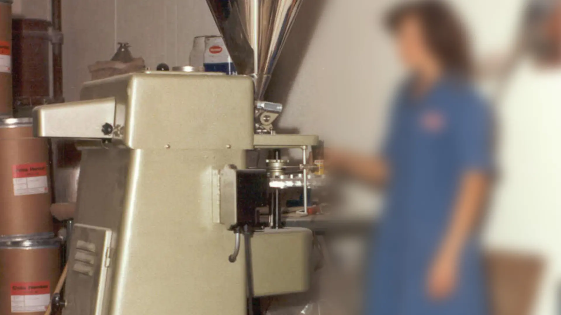 Máquina industrial numa fábrica em Sintra, onde Henkel Ibérica iniciou operações em 1989 para comercializar produtos de consumo.