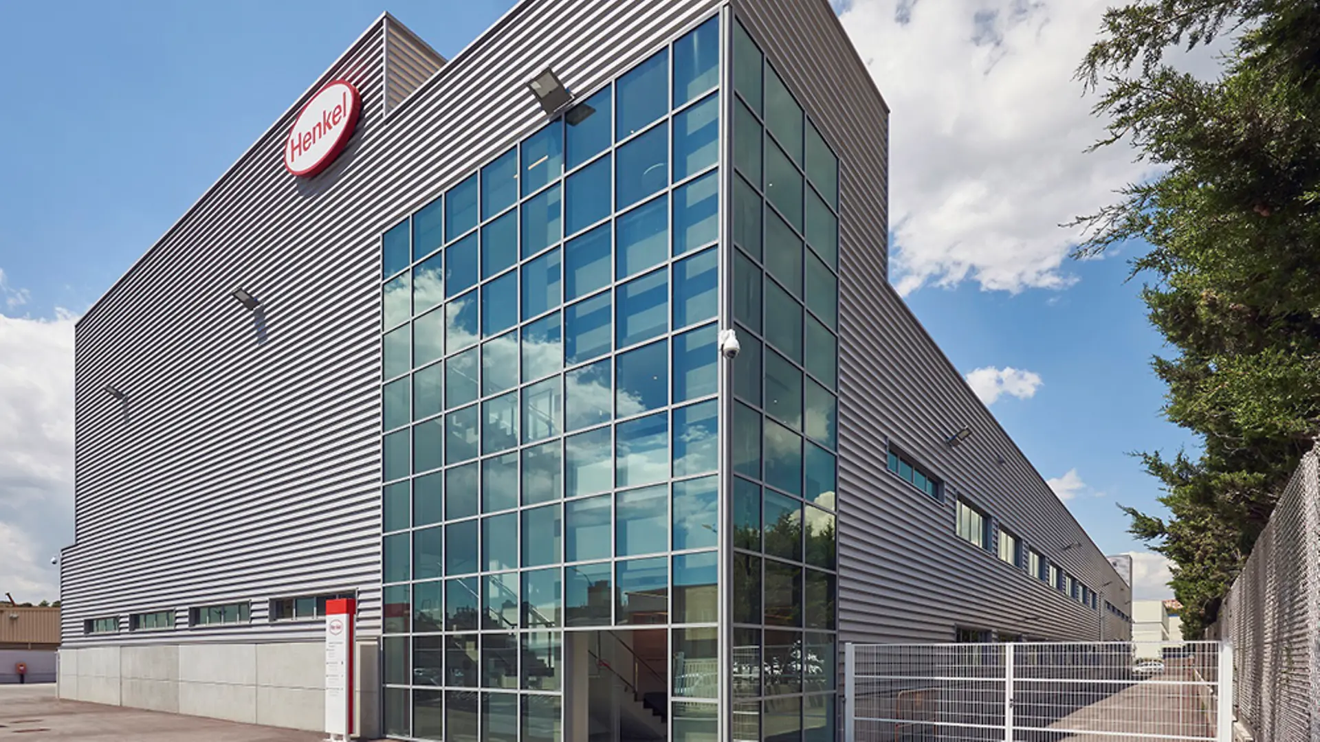 Edifício moderno da nova fábrica aeroespacial da Henkel Ibérica em Montornés, inaugurada em 2019, referência em tecnologia e sustentabilidade.