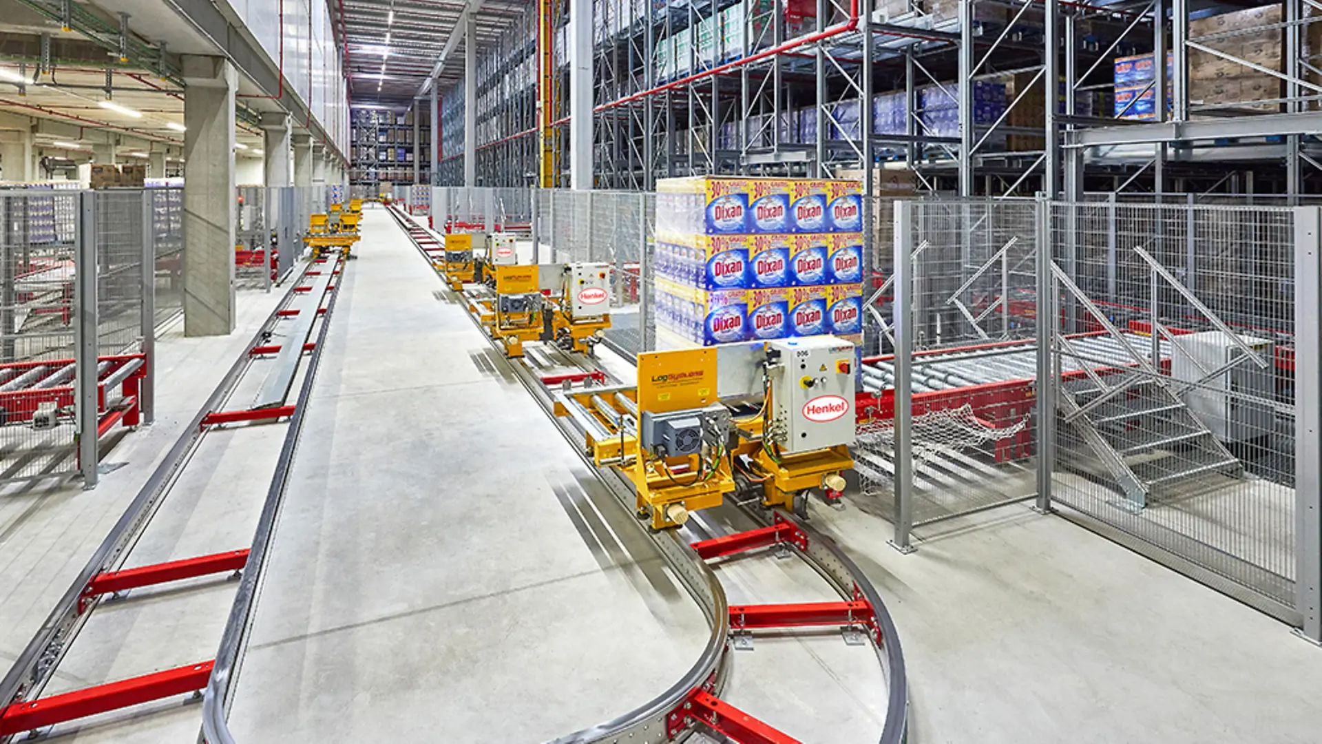 Interior de um armazém automatizado com prateleiras altas e sistemas robotizados, representando o novo centro logístico da Henkel no Sul da Europa inaugurado em 2020.