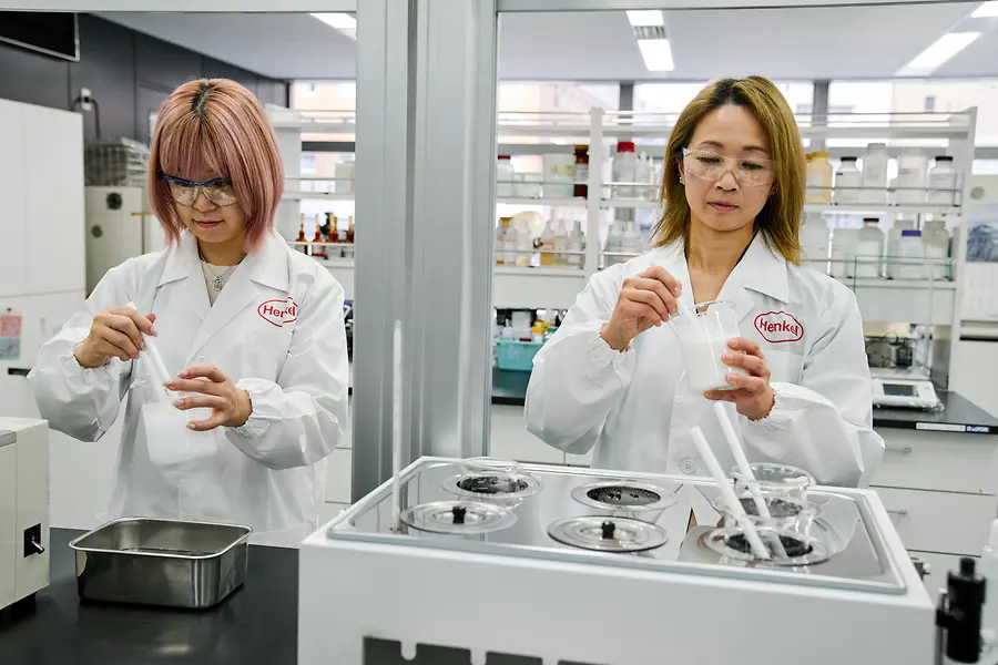 Duas mulheres a trabalhar num laboratório.