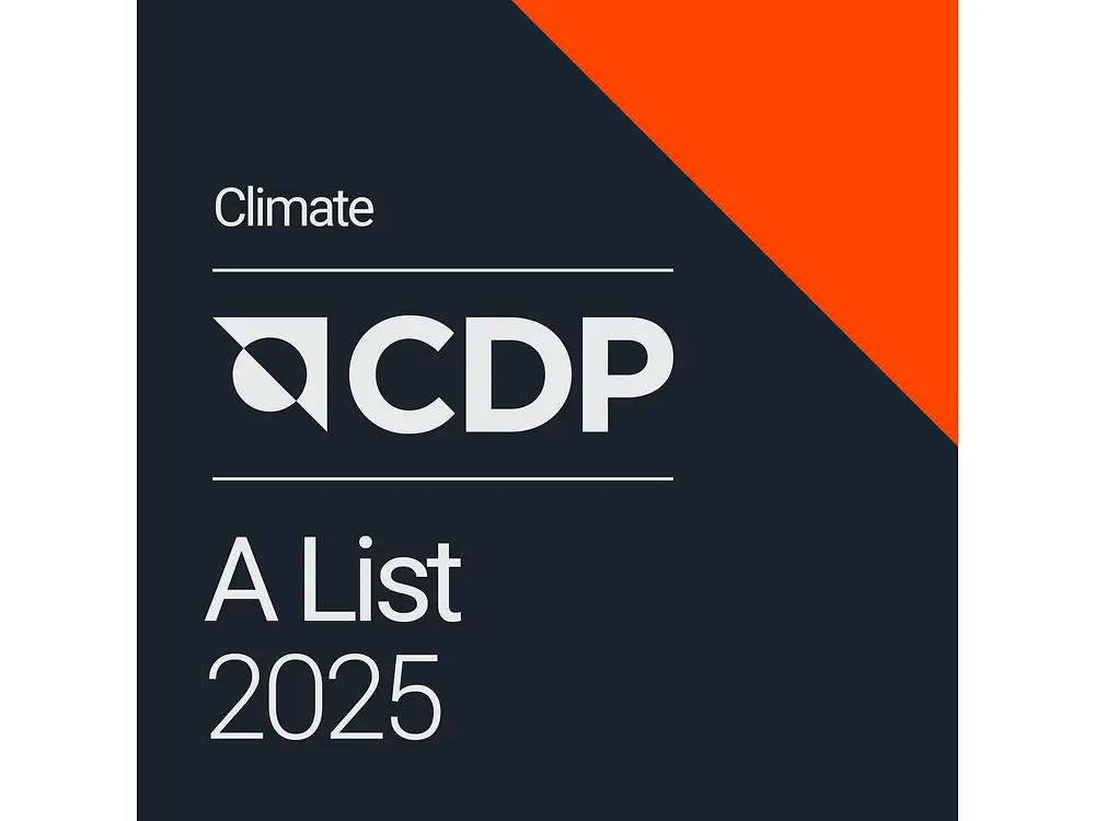 Imagem com o logótipo do CDP num fundo escuro com um triângulo laranja no canto superior direito. O texto apresenta “Climate – CDP – A List 2025”. Por baixo, surge a indicação de que a Henkel recebeu pela primeira vez a classificação A em Clima na avaliação do CDP 2025.