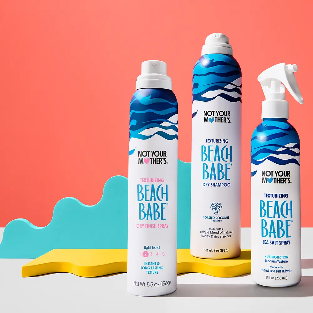 Produtos Beach Babe da Not Your Mother’s para criar textura de praia, incluindo spray de sal marinho e champô seco.