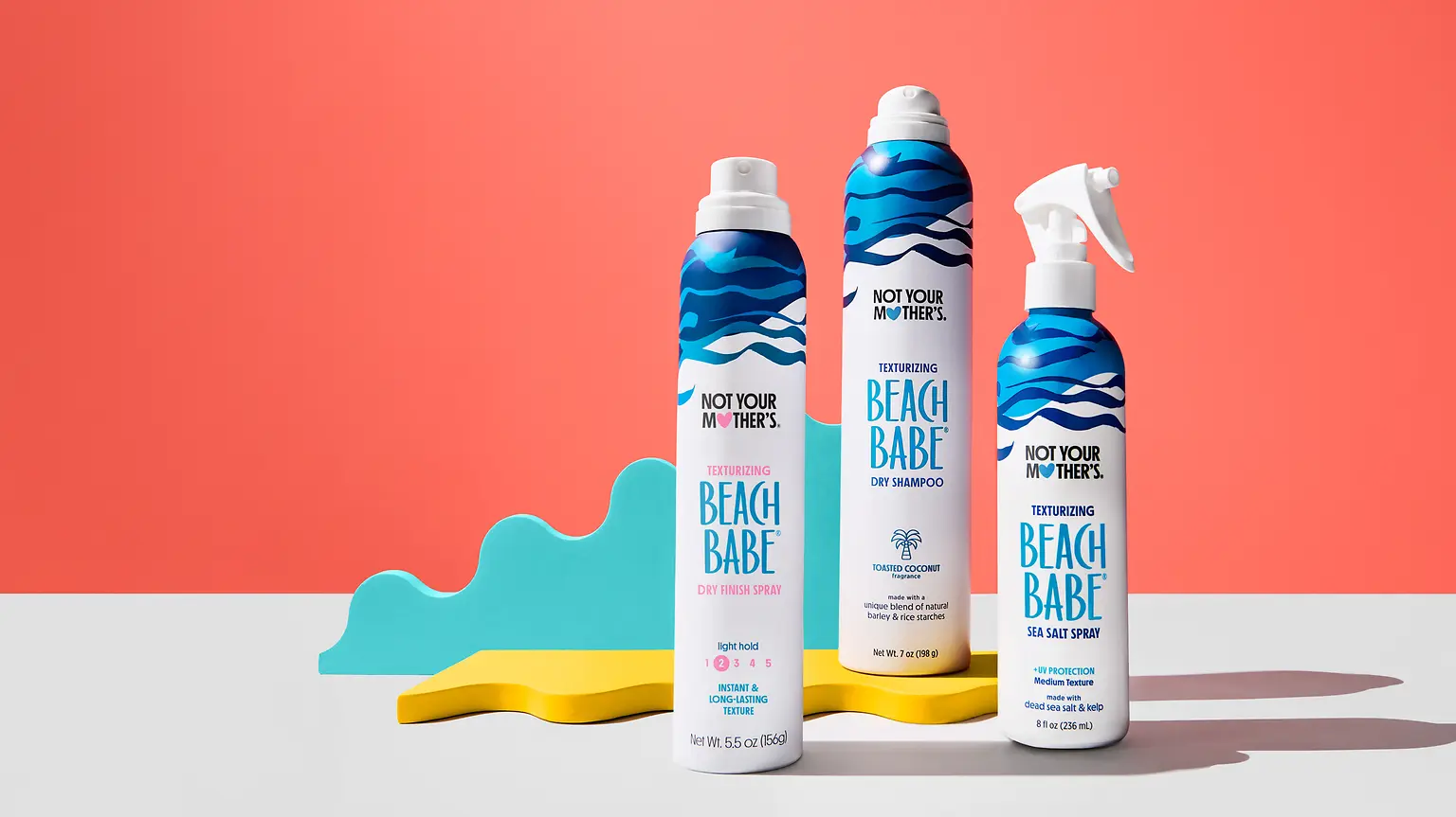 Produtos Beach Babe da Not Your Mother’s para criar textura de praia, incluindo spray de sal marinho e champô seco.