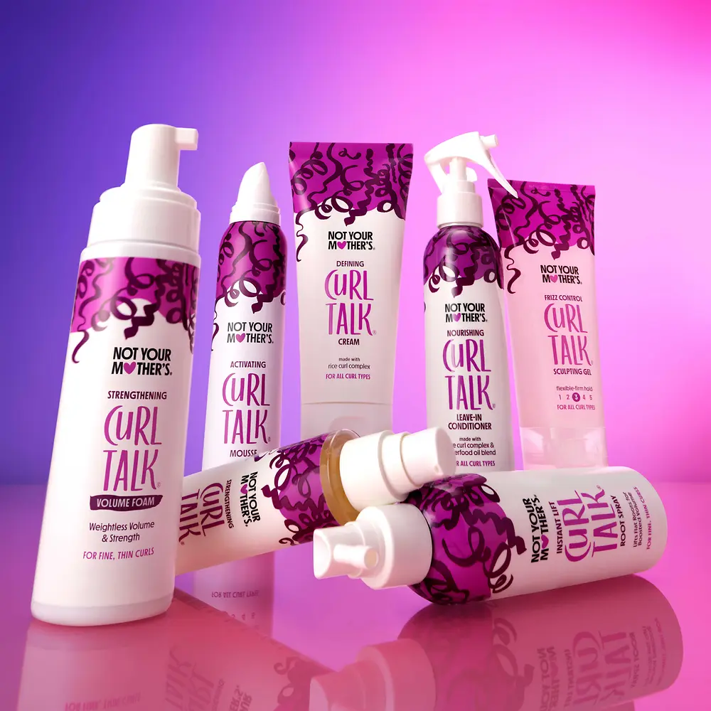 Produtos Curl Talk da Not Your Mother’s desenvolvidos para definir e cuidar do cabelo encaracolado, como mousse, creme e condicionador.