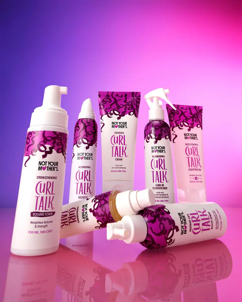 Produtos Curl Talk da Not Your Mother’s desenvolvidos para definir e cuidar do cabelo encaracolado, como mousse, creme e condicionador.