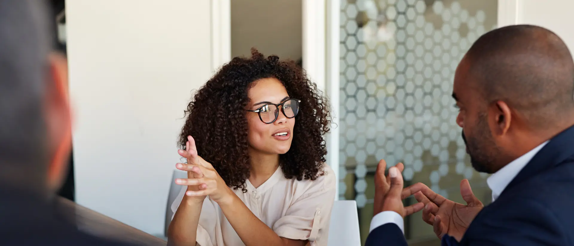 Colegas a colaborar durante uma reunião de negócios, com uma pessoa a explicar uma ideia.