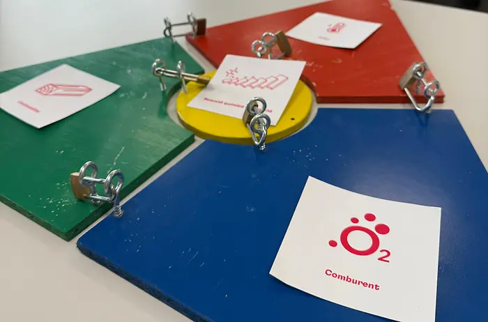 Colaboradores da Henkel em sessão prática de formação em segurança, com materiais didáticos sobre prevenção e combate a riscos no trabalho.