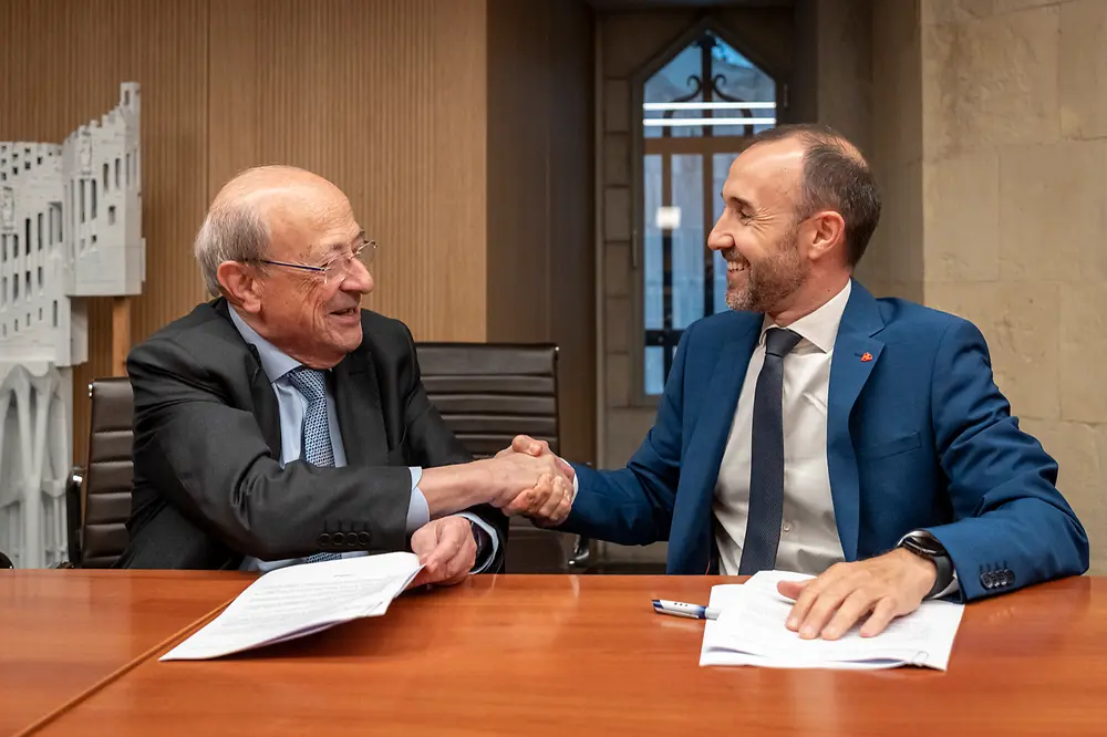 Representantes de Henkel y de la Sagrada Familia durante la firma del acuerdo de colaboración para la culminación de la Torre de Jesucristo.