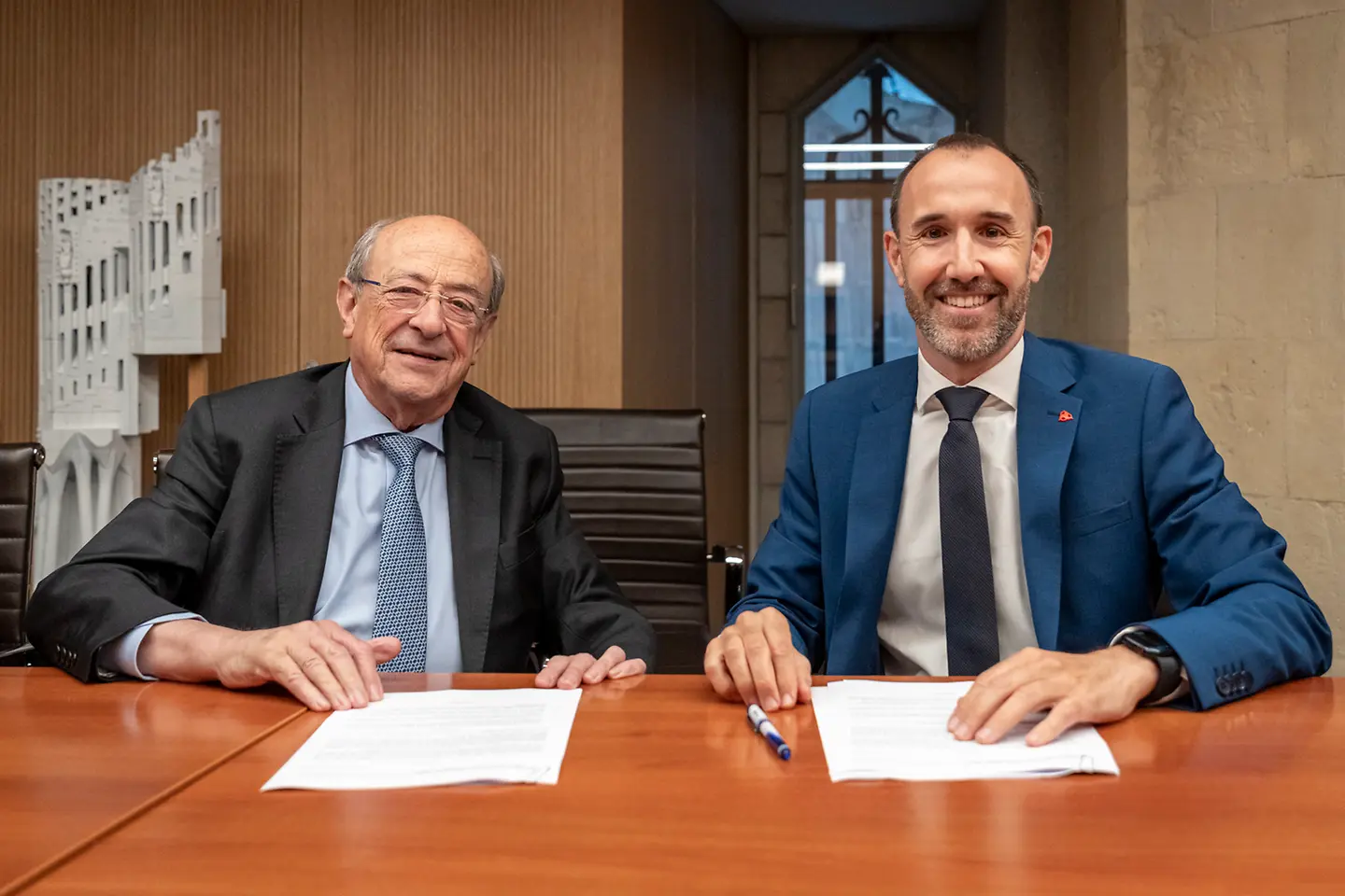 Representantes de Henkel y la Sagrada Familia posan tras la firma del acuerdo de colaboración en Barcelona.