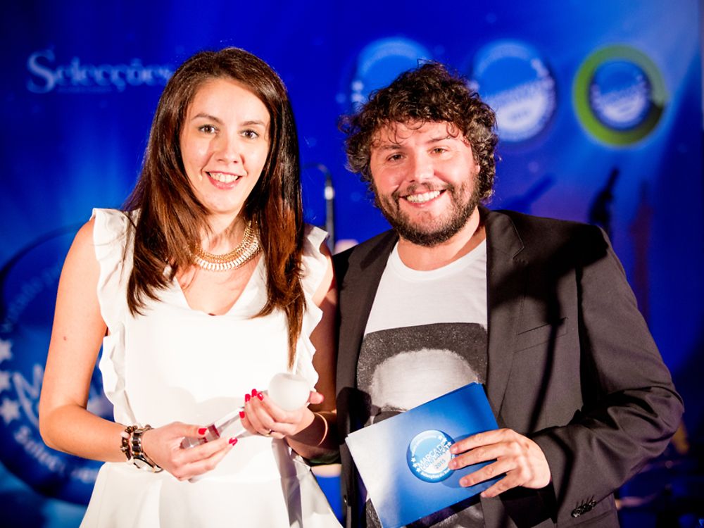Cristina Afonso [Gestora da Marca] a receber o Prémio Sonasol “Marca de Confiança Ambiente 2015”