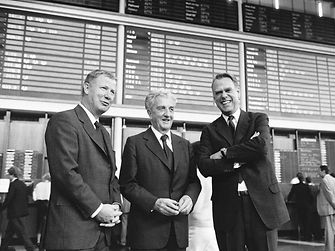 Flotação de ações preferenciais da Henkel em 11 de Outubro de 1985: Dr. Konrad Henkel (centro) com seus sobrinhos Dr. Jürgen Manchot (esquerda) e Dipl.-Ing. Albrecht Woeste